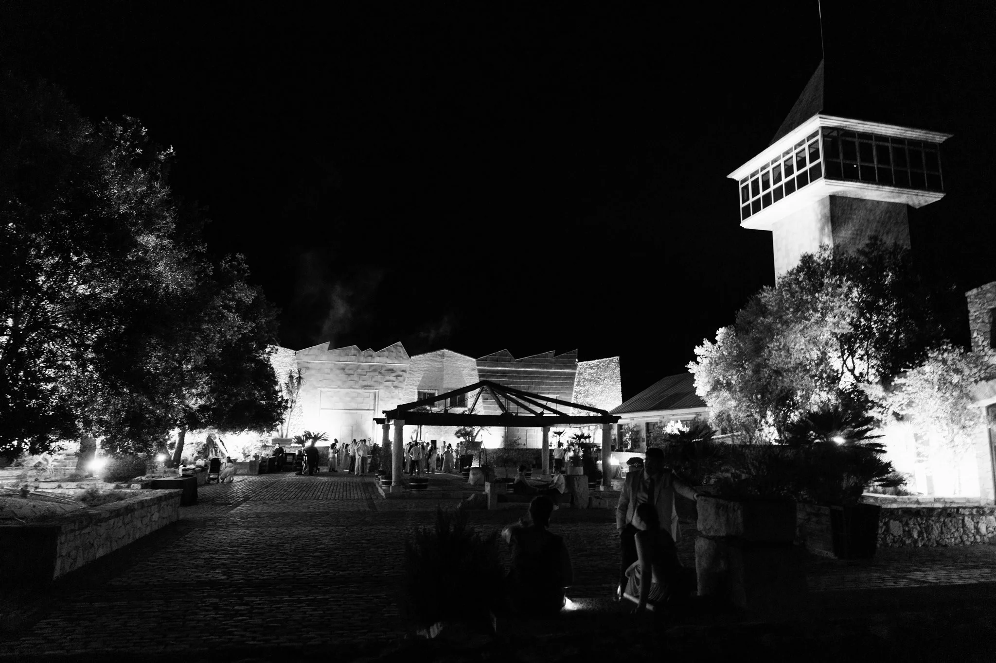Exteriores de la finca iluminados en blanco y negro por la noche